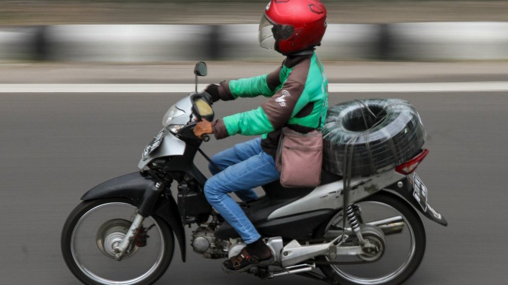 Pengendara ojek daring mengantar barang di Pasar Baru, Jakarta, Rabu (10/3/2025). Menteri Usaha Mikro, Kecil, Menengah (UMKM) Maman Abdurrahman mengungkapkan pemerintah akan memasukkan pengemudi ojek online ke dalam kategori pelaku UMKM melalui revisi Undang-Undang UMKM yang ditargetkan dibahas pada 2026 agar mempunyai payung hukum yang jelas. ANTARA FOTO/Fathul Habib Sholeh/Spt. Menteri UMKM usulkan ojol masuk kategori UMKM