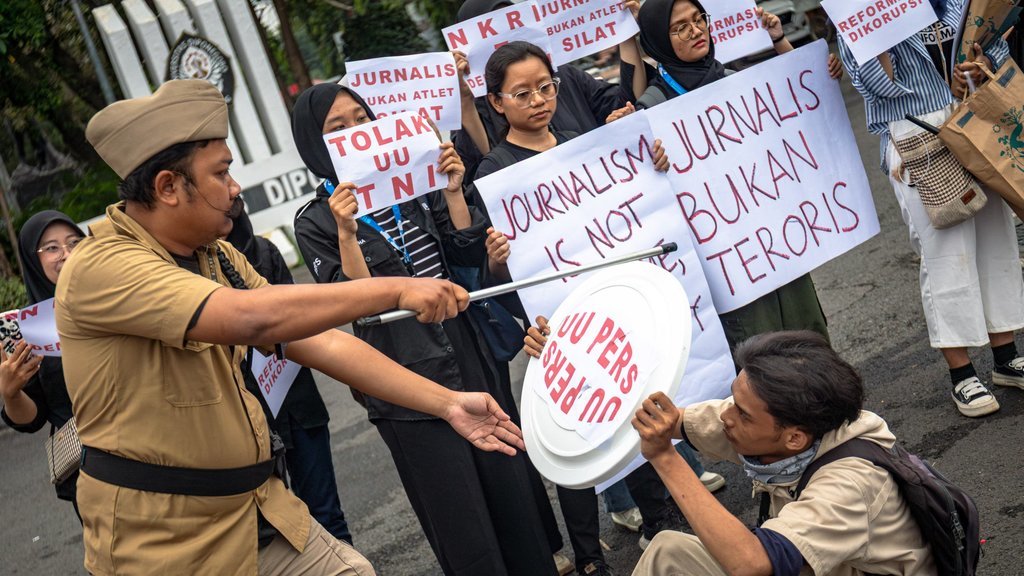Aksi teaterikal memparodikan kekerasan terhadap seorang jurnalis saat demonstrasi 'Save Journalist' dalam Aksi Kamisan Semarang di Kota Semarang, Jawa Tengah, Kamis (17/4/2025). Aksi gabungan yang diikuti organisasi Pewarta Foto Indonesia (PFI) Semarang, Aliansi Jurnalis Independen (AJI) Semarang, Aksi Kamisan Semarang, Lembaga Pers Mahasiswa se Kota Semarang dan Jaringan Masyarakat Sipil itu menyuarakan sejumlah tuntutan, di antaranya menuntut penciptaan ruang aman bagi jurnalis, meminta perusahaan media melindungi jurnalis korban kekerasan serta menyerukan kebebasan pers dalam lingkup demokrasi Indonesia. ANTARA FOTO/Aji Styawan/rwa. Aksi Save Journalist di Semarang
