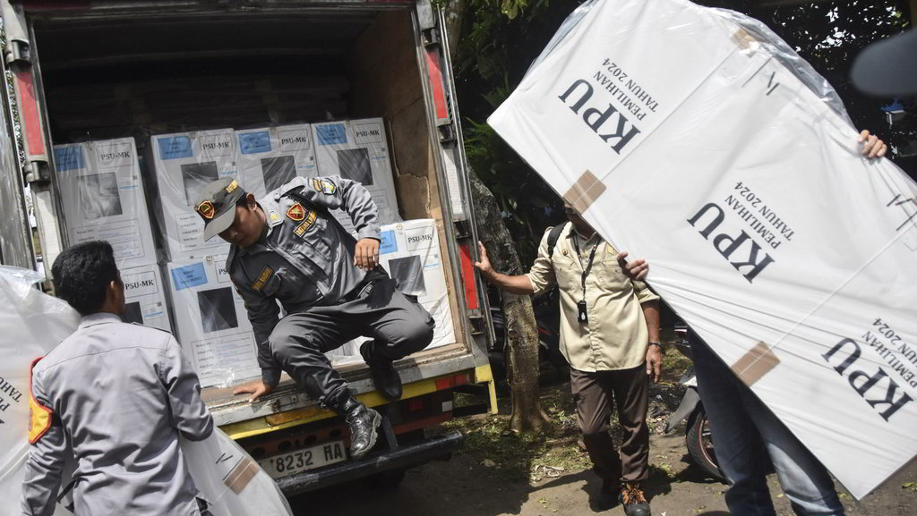 Pendistribusian logistik PSU Pilkada Tasikmalaya dari PPK