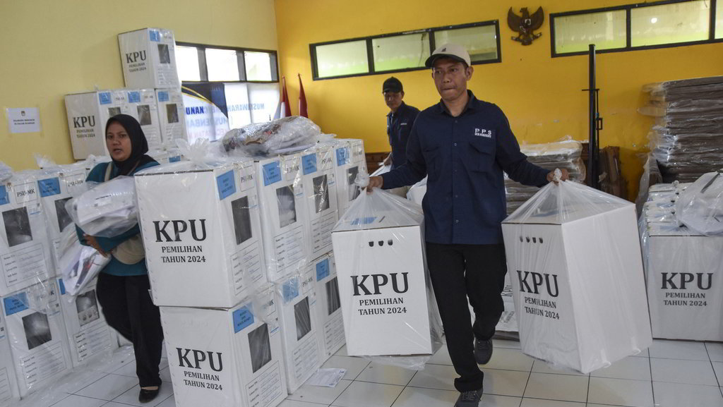 Petugas PPS membawa logistik Pilkada saat pendistribusian di Gudang logistik PPK Manonjaya, Kabupaten Tasikmalaya, Jawa Barat, Kamis (17/4/2025). ANTARA FOTO/Adeng Bustomi/nym. Pendistribusian logistik PSU Pilkada Tasikmalaya dari PPK