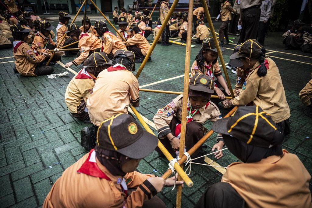 Sejumlah pelajar mengikuti kegiatan pionering dalam kegiatan Pesta Siaga Pramuka di SD Negeri Pekunden, Semarang, Jawa Tengah, Kamis (17/4/2025). ANTARA FOTO/Aprillio Akbar/foc. Pesta Siaga Pramuka di Semarang