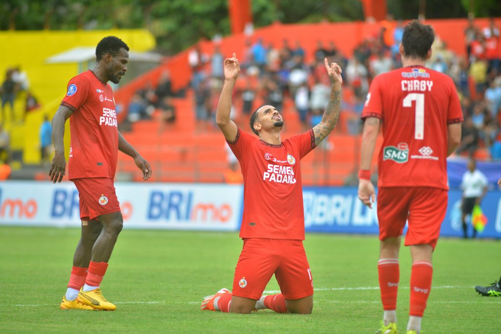 Semen Padang melawan PSIS Semarang