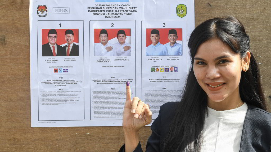 Warga menunjukkan jari yang telah dicelupkan ke tinta saat pemungutan suara ulang Pilkada Kabupaten Kutai Kartanegara di TPS 22 Arwana di Tenggarong, Kutai Kartanegara, Kalimantan Timur, Sabtu (19/4/2025). ANTARA FOTO/M Risyal Hidayat/agr Pemungutan suara ulang di Kabupaten Kutai Kartanegara