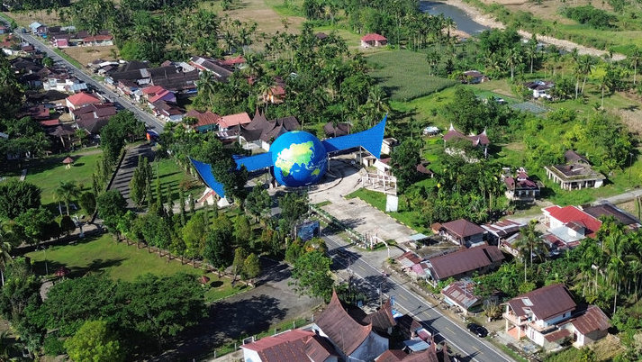 Wisata Tugu Khatulistiwa di Pasaman