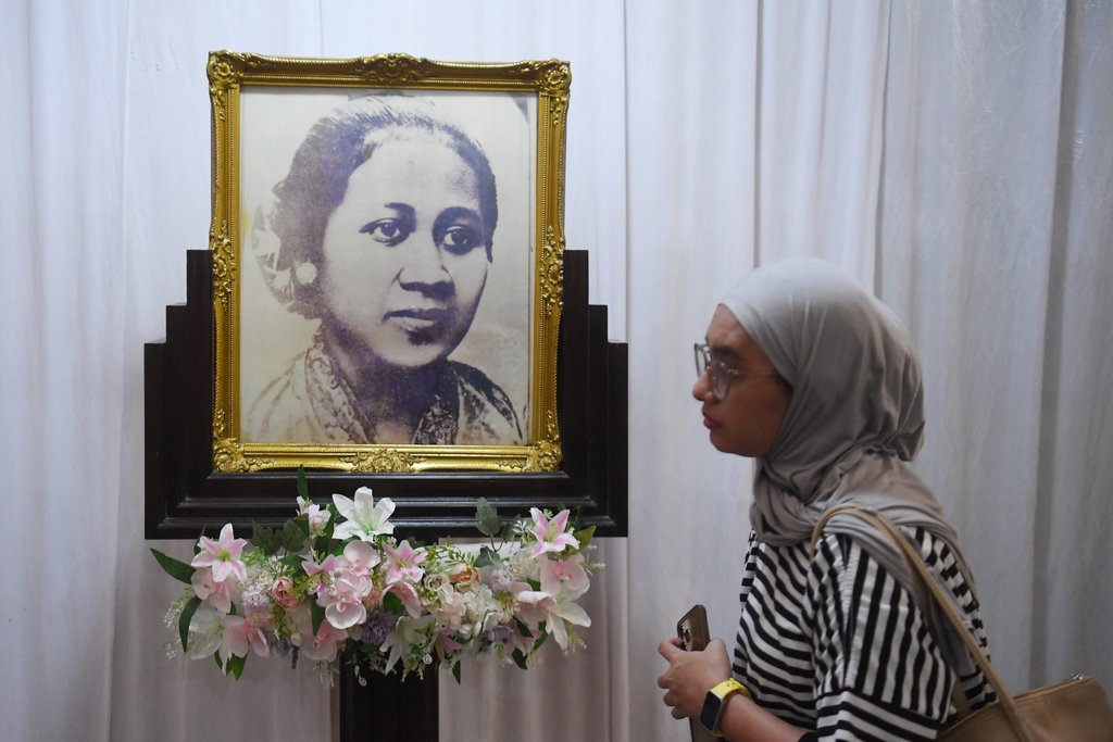 Pengunjung melintasi foto RA Kartini yang ditampilkan di Museum RA Kartini, Rembang, Jawa Tengah, Senin (21/4/2025). Museum yang menyimpan benda-benda bersejarah, buku-buku serta pemikiran dari pahlawan wanita Indonesia itu menampilkan sejarah, pengaruh dan gerakan RA Kartini dalam memperjuangkan emansipasi wanita di Indonesia. ANTARA FOTO/Akbar Nugroho Gumay/foc. Wisata Museum RA Kartini di Rembang