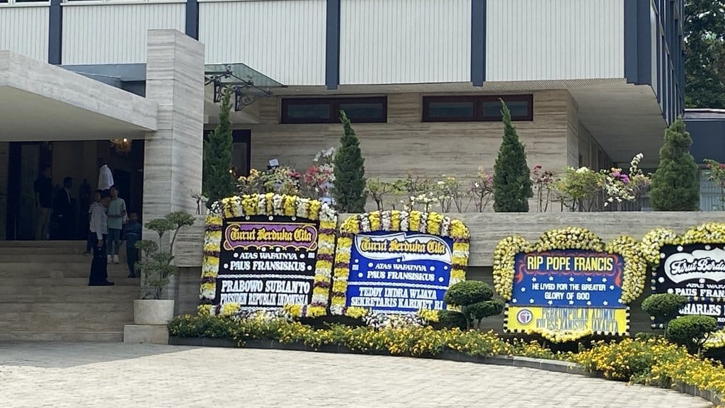 Suasana Kedutaan besar (Kedubes) Vatikan di Jakarta yang mengelar open house bagi masyarakat yang ingin menyampaikan belasungkawa atas meninggalnya pemimpin tertinggi umat Katolik sekaligus kepala negara Vatikan, Paus Fransiskus, pada Selasa (22/5/2025). tirto.id/Rahma Dwi Safitri Ahmad Muzani Datangi Kedubes Vatican