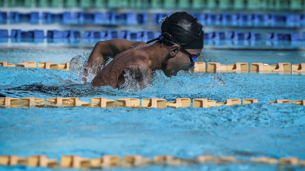 Peserta memacu kecepatannya saat tampil dalam kejuaraan renang disabilitas di Kolam Renang Bulungan, Jakarta, Kamis (24/4/2025). ANTARA FOTO/Fauzan/Spt. Kejuaraan renang disabilitas di Jakarta