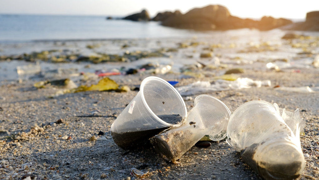 Ilustrasi sampah gelas plastik