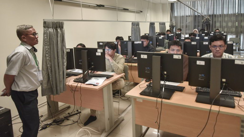 Petugas mengawasi peserta yang mengikuti Ujian Tulis Berbasis Komputer-Seleksi Nasional Berbasis Tes (UTBK-SNBT) di Kampus Universitas Negeri Jakarta (UNJ), Jakarta Timur, Jumat (25/4/2025). ANTARA FOTO/Fakhri Hermansyah/tom. Ilustrasi Pelaksanaan Tes
