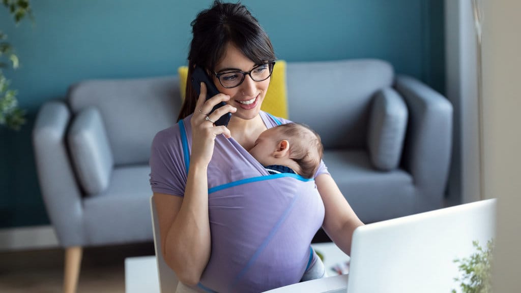 Ibu RT Kerja Online dirumah. foto/istockphoto Ibu RT Kerja Online dirumah