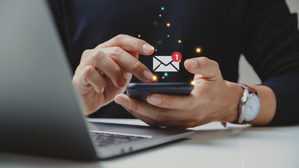 Ilustrasi mengisi survei. foto/istockphoto Ilustrasi mengisi survei