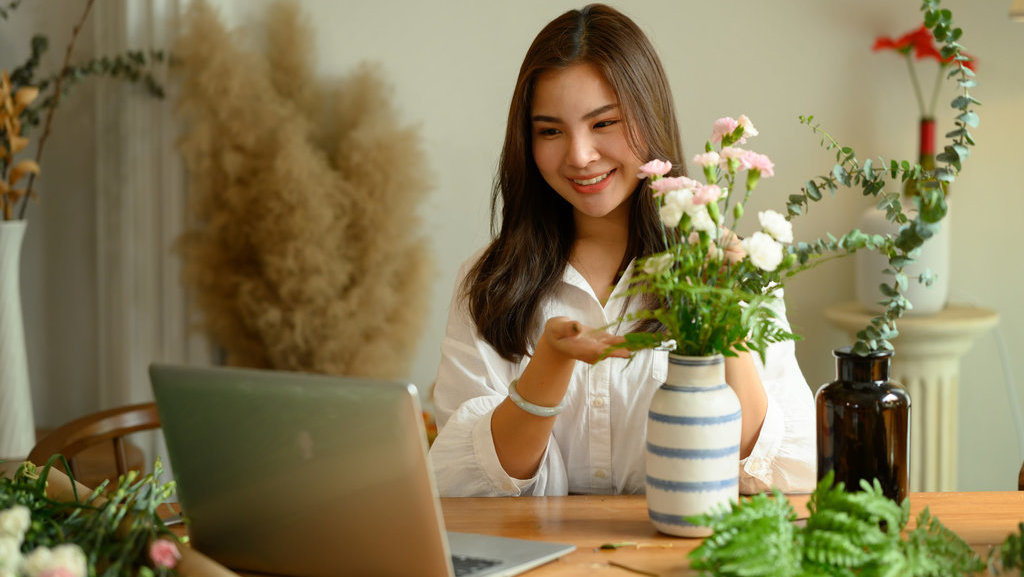 Ibu RT Kerja Online dirumah. foto/istockphoto Ibu RT Kerja Online dirumah