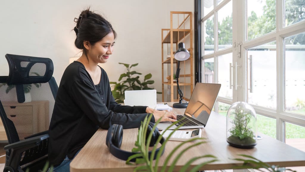 Ibu RT Kerja Online dirumah. foto/istockphoto Ibu RT Kerja Online dirumah