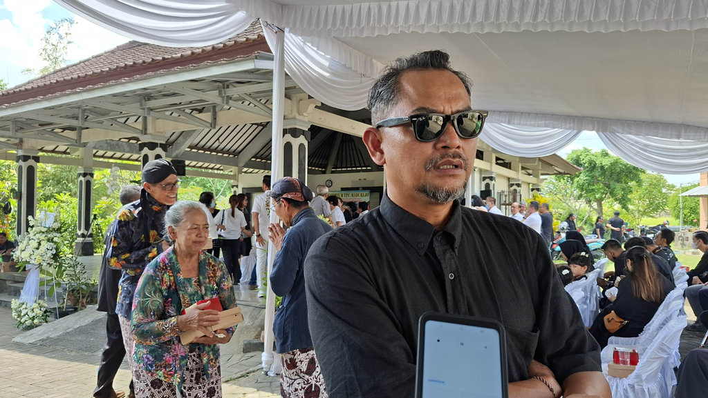 Adjie Ronowijoyo saat diwawancarai di Krematorium Madurejo, Kapanewon Prambanan, Kabupaten Sleman, pada Sabtu (26/4/2025). Tirto.id/Siti Fatimah Adjie Ronowijoyo