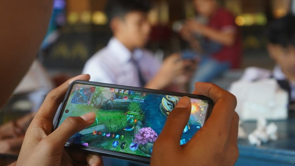 Peserta bermain video game Mobile Legends saat E-Sport Championship 2025 tingkat pelajar di Pendopo Pengayoman Temanggung, Jawa Tengah, Temanggung, Jawa Tengah, Senin (28/4/2025). Pertandingan E-sport atau olahraga elektronik yang diselenggarakan oleh Diskominfo setempat bertujuan untuk menyalurkan hobi pelajar bermain video game, mengasah kemampuan strategi, sportifitas dan kerja sama tim sehingga bisa berprestasi dan mendapat hadiah. ANTARA FOTO/Anis Efizudin/nz E-sport championship 2025 tingkat pelajar