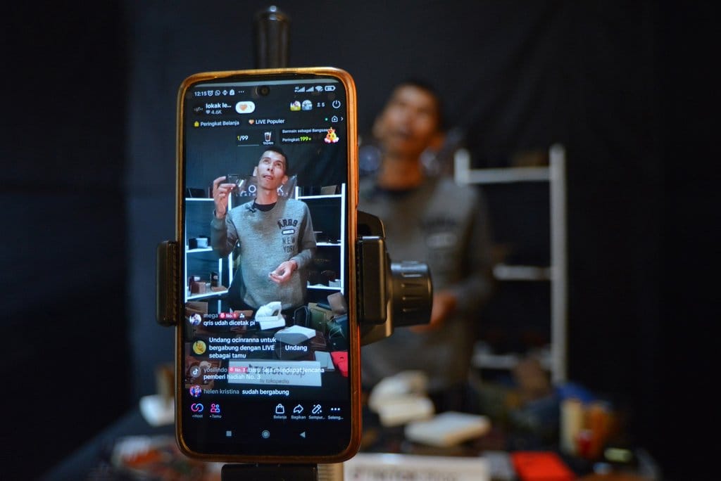 Perajin UMKM Fahru Gunnardi menawarkan barang dagangannya secara daring saat edukasi dan pelatihan bagi UMKM di Padang, Sumatera Barat, Senin (28/4/2025). Tokopedia dan TikTok Shop mendukung program Kementerian UMKM dengan melatih ribuan UMKM di berbagai wilayah termasuk Padang agar menjadi penjual terpercaya yang bisa berjualan sekaligus meningkatkan penjualan dari konten video melalui Creators Lab. ANTARA FOTO/Iggoy el Fitra/tom. Edukasi penjualan daring bagi UMKM