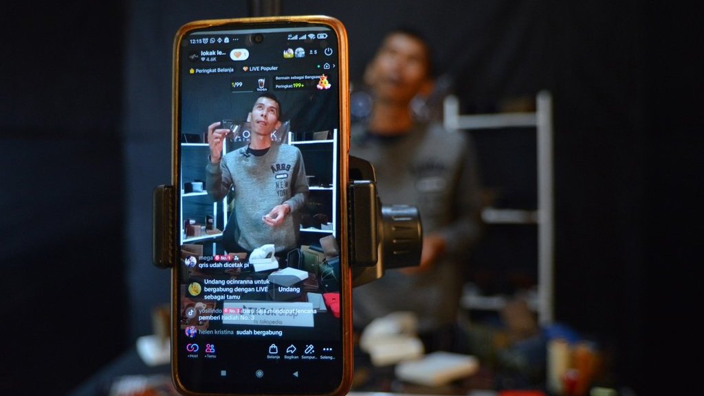 Ilustrasi Live TikTok. ANTARA FOTO/Iggoy el Fitra/tom. Edukasi penjualan daring bagi UMKM