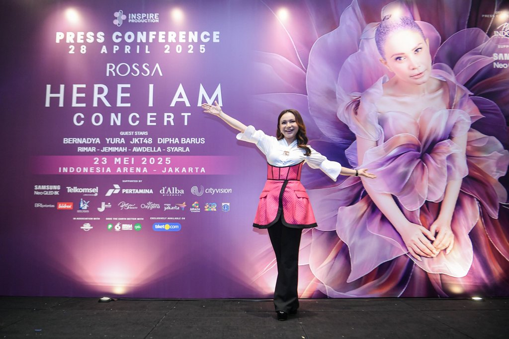 Penyanyi Rossa usai konfrensi pers jelang konser bertajuk Rossa Here I Am Concert. ANTARA FOTO/Muhammad Adimaja/tom. Jelang konser Rossa Here I Am Concert