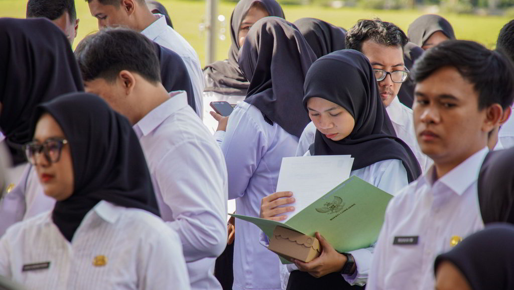 Calon Pegawai Pegawai Negeri Sipil (CPNS) menerima Surat Keputusan (SK) di Halaman Kantor Bupati Lumajang, Jawa Timur, Senin (28/4/2025). ANTARA FOTO/Irfan Sumanjaya/rwa. Penyerahan SK CPNS Kabupaten Lumajang