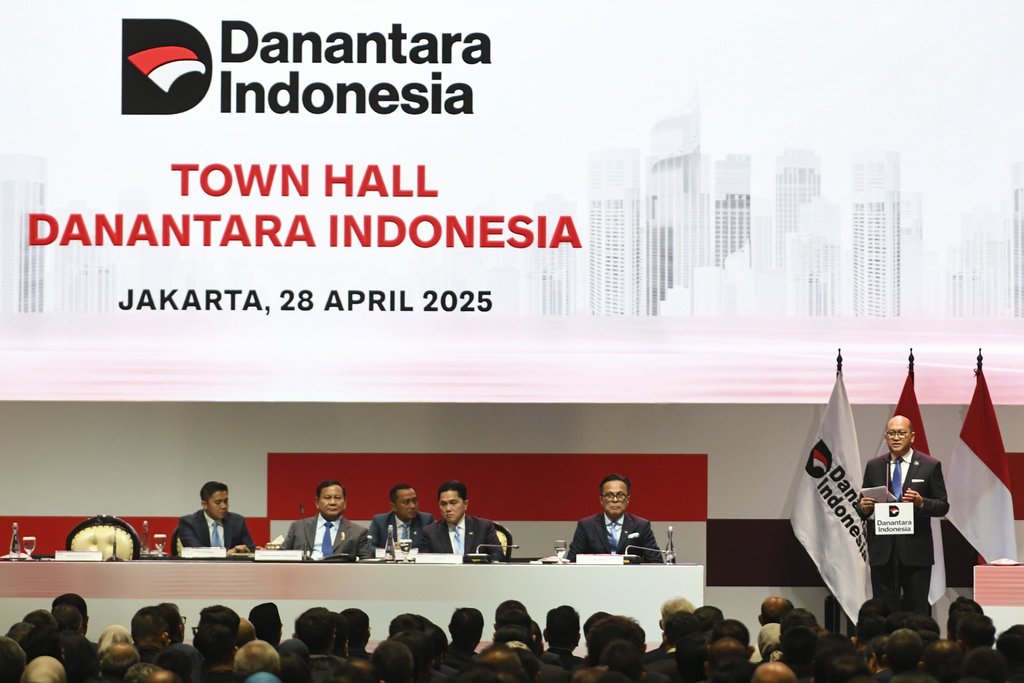 Presiden Prabowo Subianto (kedua kiri) didampingi Menteri BUMN Erick Thohir (ketiga kanan), Chief Operating Officer (COO) Badan Pengelola Investasi Daya Anagata Nusantara (BPI Danantara) Dony Oskaria (kedua kanan), Menteri Sekretaris Negara Prasetyo Hadi (ketiga kiri), dan Sekretaris Kabinet Teddy Indra Wijaya (kiri) mendengarkan sambutan Chief Executive Officer (CEO) Rosan Roeslani saat Town Hall Danantara Indonesia di Jakarta, Senin (28/4/2025). Acara tersebut digelar dalam rangka penyampaian arah strategis BPI Danantara Indonesia serta memperkuat kolaborasi dengan para pemangku kepentingan. ANTARA FOTO/Hafidz Mubarak A/tom. Town Hall Danantara Indonesia