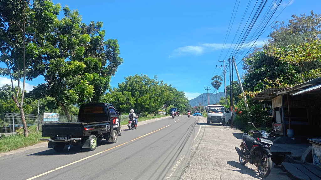 Kondisi Kota Larantuka pada Senin (28/04/2025) pagi, terlihat guyuran abu vulkanik Gunung Lewotobi Laki-laki. Foto/Mario Sina. Gunung Lewotobi Laki laki Meletus