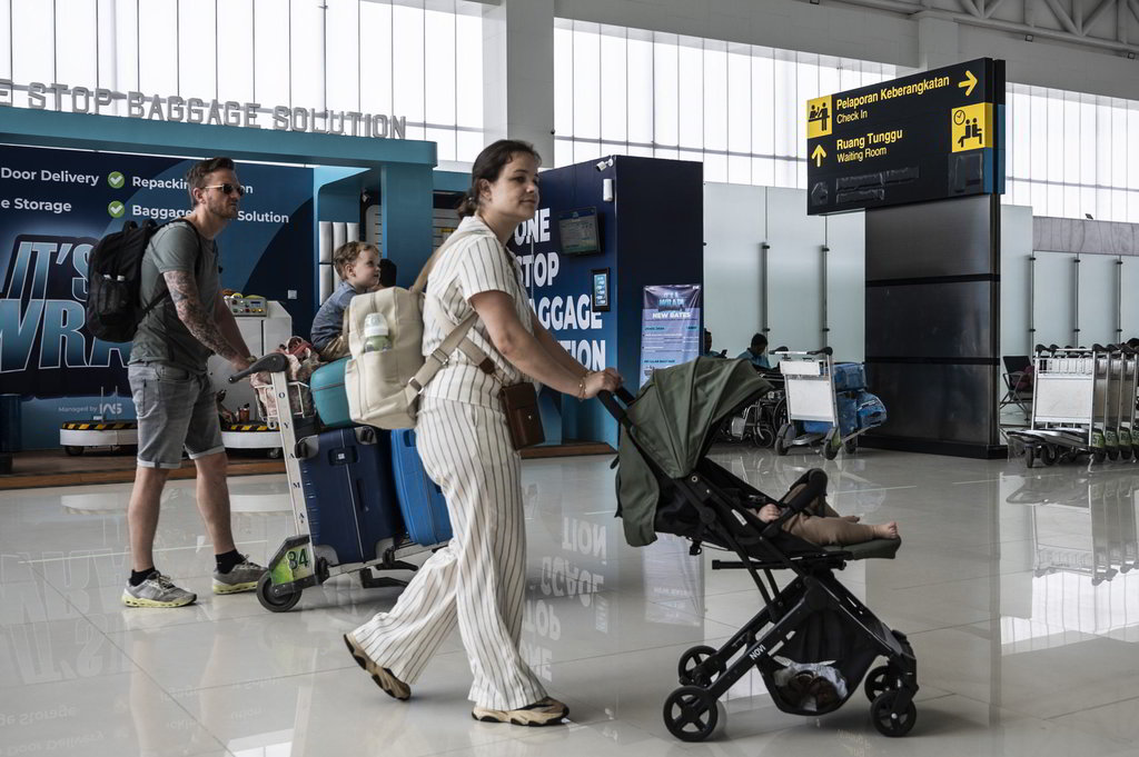 Calon penumpang WNA berjalan menuju ruang tunggu di Bandara Internasional Jenderal Ahmad Yani, Semarang, Jawa Tengah, Selasa (29/4/2025). ANTARA FOTO/Aprillio Akbar/nym. Bandara Ahmad Yani kembali berstatus bandara internasional