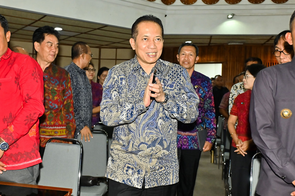 Menteri Koperasi Ferry Juliantono (tengah) menghadiri Sosialisasi Percepatan Pembentukan Koperasi Desa/Kelurahan Merah Putih di Denpasar, Bali, Selasa (29/4/2025). ANTARA FOTO/Fikri Yusuf/nym. Sosialisasi Koperasi Desa Merah Putih