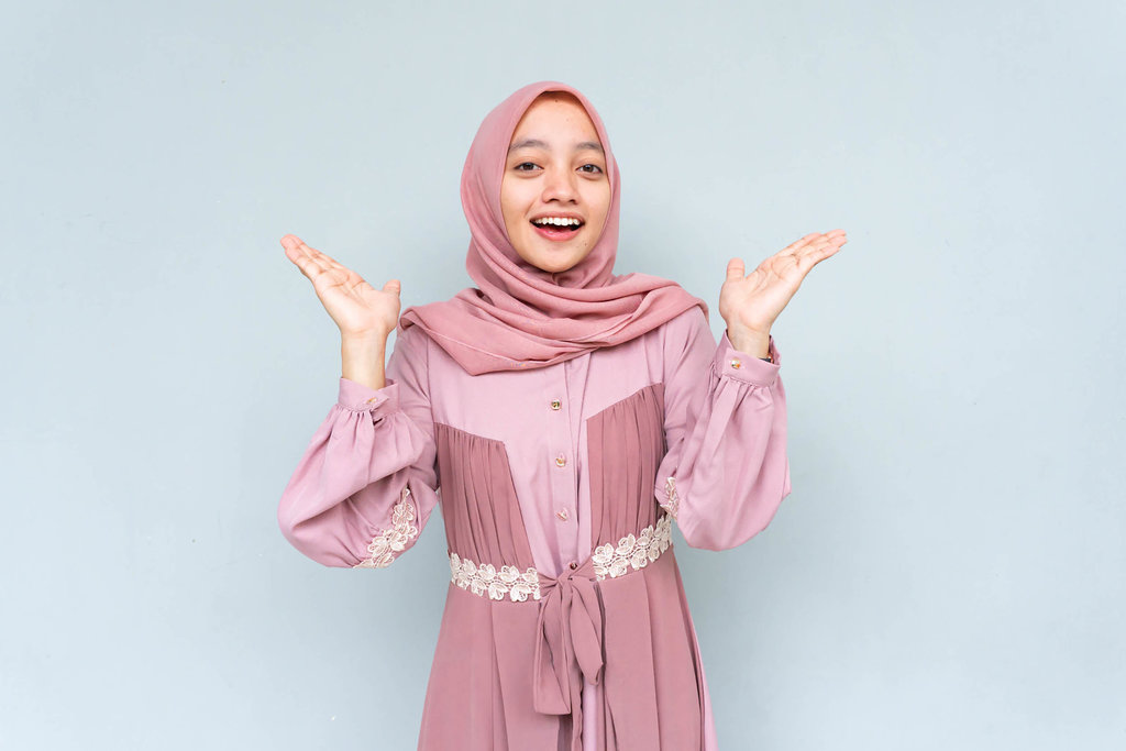 Dress Aksen Kerut dan Tali. foto/istockphoto Dress Aksen Kerut dan Tali