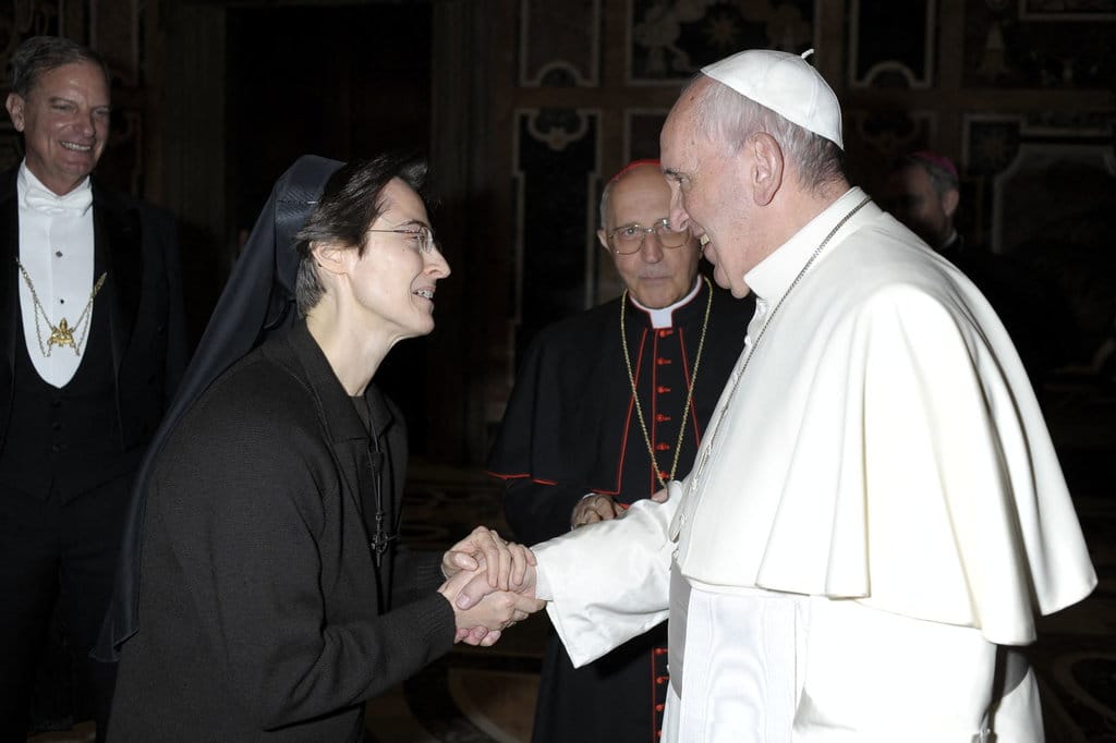 Paus Fransiskus (kanan) menyapa suster Fransiskan Raffaella Petrini. FOTO/ AFP) Paus Fransiskus