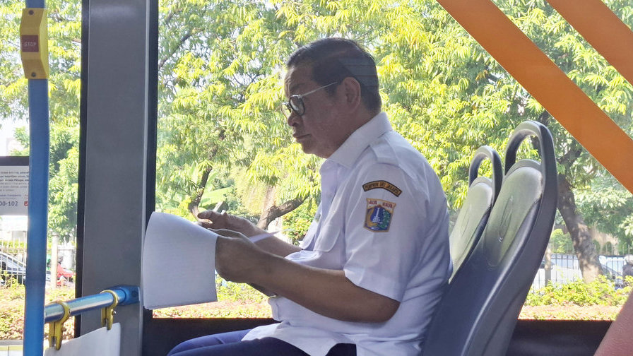 Gubernur Daerah Khusus Jakarta (DKJ), Pramono Anung, naik bus Transjakarta dari Halte Taman Suropati pada Rabu (30/4/2025). tirto.id/naufal majid Pramono Anung