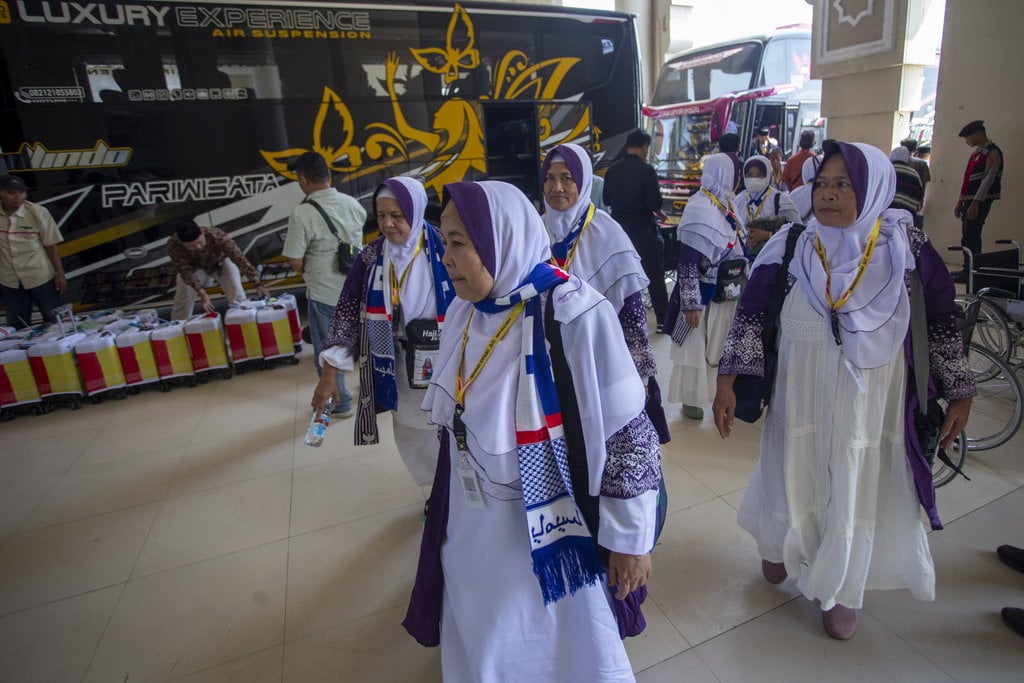 Jamaah calon haji embarkasi Kertajati masuk asrama