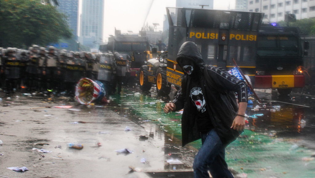 Polisi bubarkan pengunjuk rasa Hari Buruh di DPR