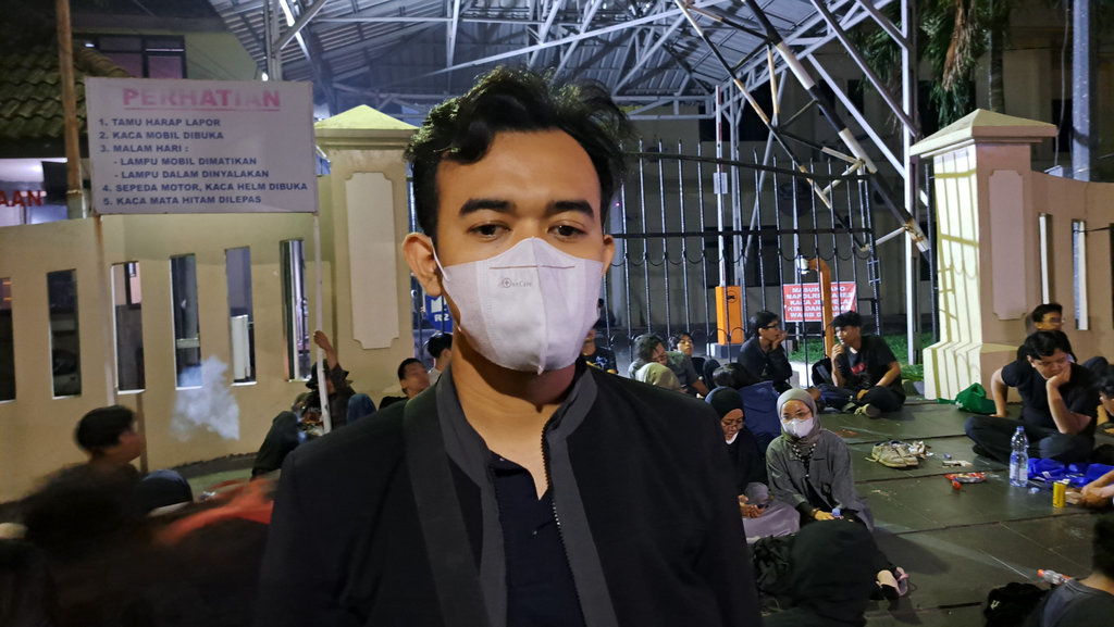 Direktur LBH Semarang, Syamsuddin Arief sedang menunggu massa yang ditangkap polisi. Tirto.id/Baihaqi Annizar Aksi May Day Berakhir Ricuh di Semarang