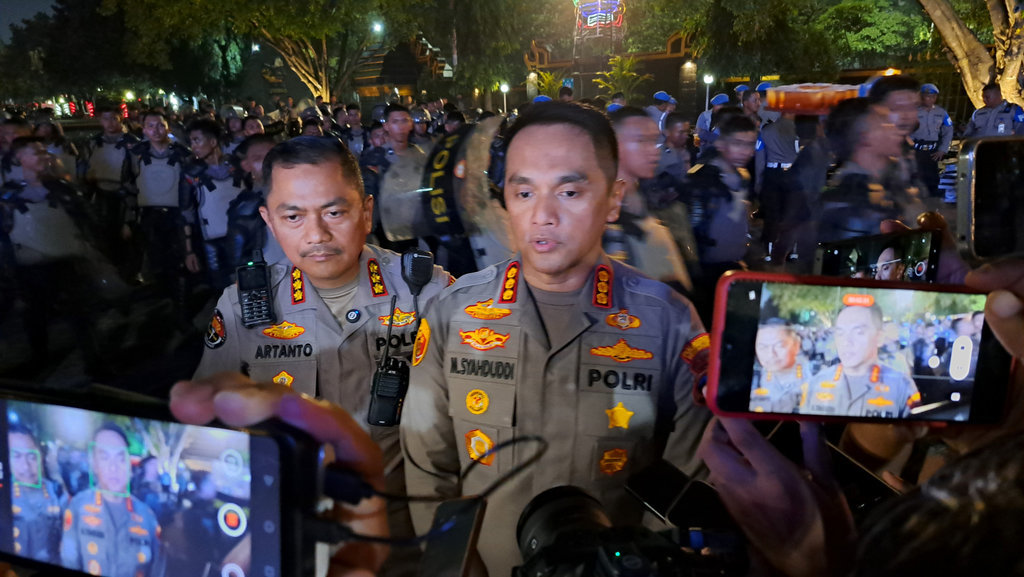 Kabid Humas Polda Jateng dan Kapolrestabes Semarang memberi keterangan pers usai membubarkan paksa massa aksi May Day di Semarang. Tirto.id/Baihaqi Annizar Aksi May Day Berakhir Ricuh di Semarang