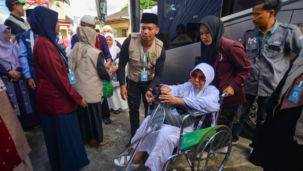 Calon jamaah haji Embarkasi Padang tiba di asrama