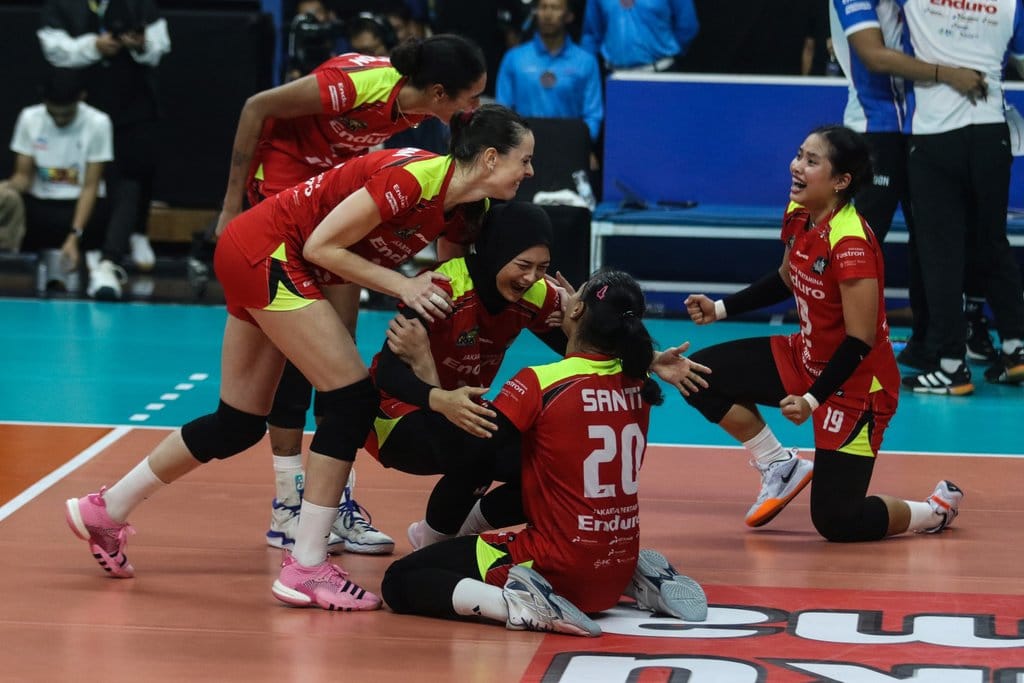 Para pemain voli putri Jakarta Pertamina Enduro. ANTARAFOTO/Maulana Surya/rwa. Jakarta Pertamina Enduro kalahkan Gresik Petrokimia Pupuk Indone