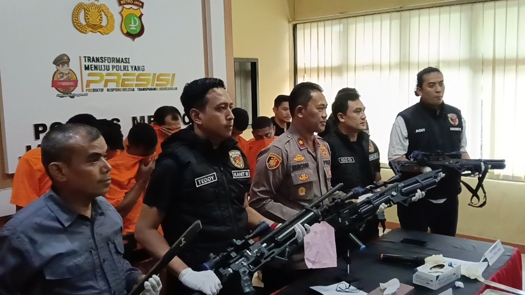 Kepala Divisi Humas Polres Jakarta Selatan, Kompol Murodih, saat konferensi pers pengumuman tersangka penyerangan di Kemang, di Polres Jakarta Selatan, Jumat (2/5/2025). tirto.id/Auliya Umayna Tersangka penyerangan di Kemang