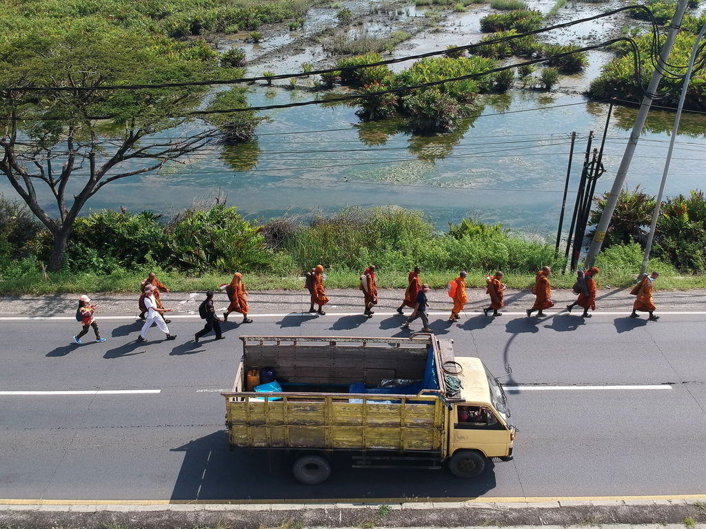 Perjalanan ritual Thudong di Pekalongan