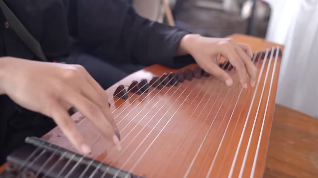 Kecapi, alat musik tradisional dari Indonesia, biasanya dimainkan dengan cara dipetik seperti gitar. FOTO/iStockphoto Gambar Kearifan Lokal Jawa Barat: Kecapi