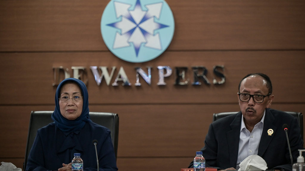 Ketua Lembaga Perlindungan Saksi dan Korban (LPSK) Achmadi (kanan) memberikan sambutan disaksikan Ketua Dewan Pers Ninik Rahayu (kiri) saat penandatanganan nota kesepahaman antara Dewan Pers dan LPSK di Kantor Dewan Pers, Jakarta, Senin (5/5/2025). ANTARA FOTO/Fauzan/bar Perlindungan kerja pers sebagai saksi dan korban