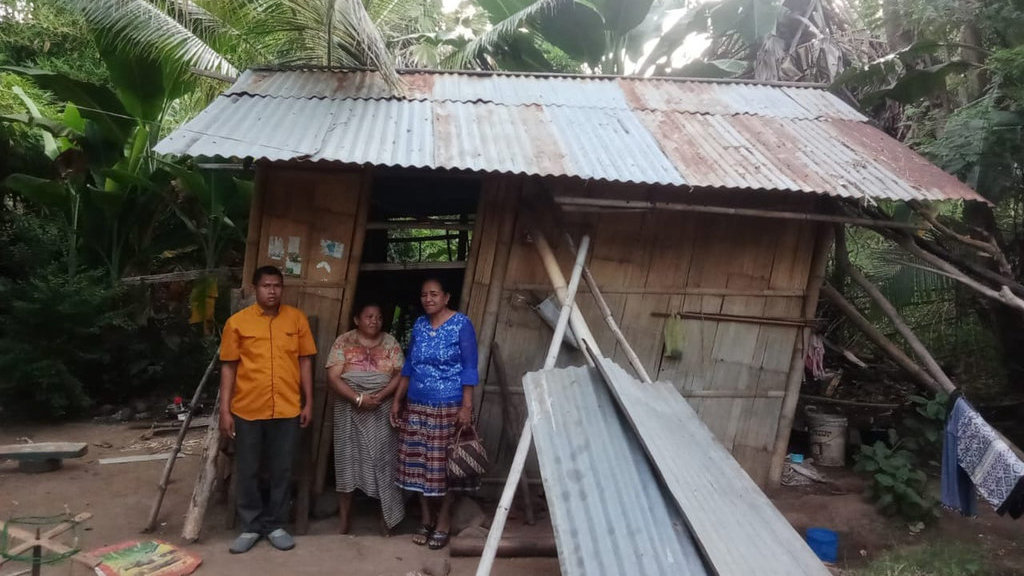 Tenun Harapan di Tengah Derita