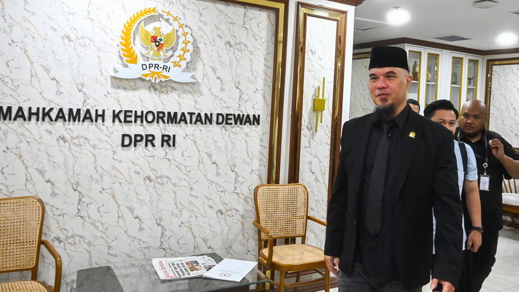 Anggota DPR fraksi Gerindra Ahmad Dhani meninggalkan ruangan usai mengikuti sidang etik di Mahkamah Kehormatan Dewan DPR, Kompleks Parlemen, Senayan, Jakarta, Rabu (7/5/2025). Mahkamah Kehormatan Dewan DPR menjatuhkan sanksi ringan kepada Ahmad Dhani karena terbukti melanggar etik sebagai anggota DPR dalam kasus dugaan penghinaan marga Pono. ANTARA FOTO/Rivan Awal Lingga/tom. Ahmad Dhani terbukti melanggar etik sebagai anggota DPR