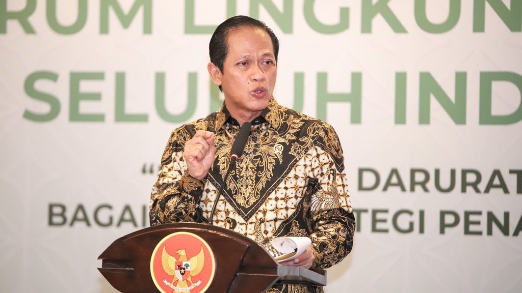 Menteri Lingkungan Hidup Hanif Faisol Nurofiq menyampaikan paparan pada Forum Lingkungan Hidup Seluruh Indonesia di Grand City Mall, Surabaya, Jawa Timur, Rabu (7/5/2025). Forum dalam rangkaian Munas Asosiasi Pemerintah Kota Seluruh Indonesia (APEKSI) ke-VII tersebut mengangkat tema Indonesia Darurat Sampah, Bagaimana Strategi Penanganannya ?. ANTARA FOTO/Rizal Hanafi/tom. Forum lingkungan hidup seluruh Indonesia