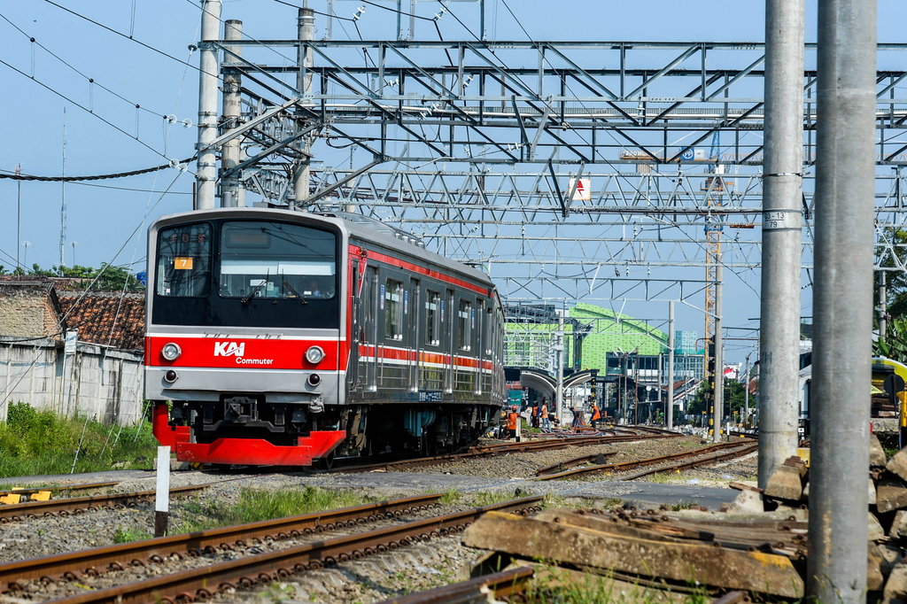 KRL Rangkasbitung Alami Gangguan Operasional Akibat Percikan Api