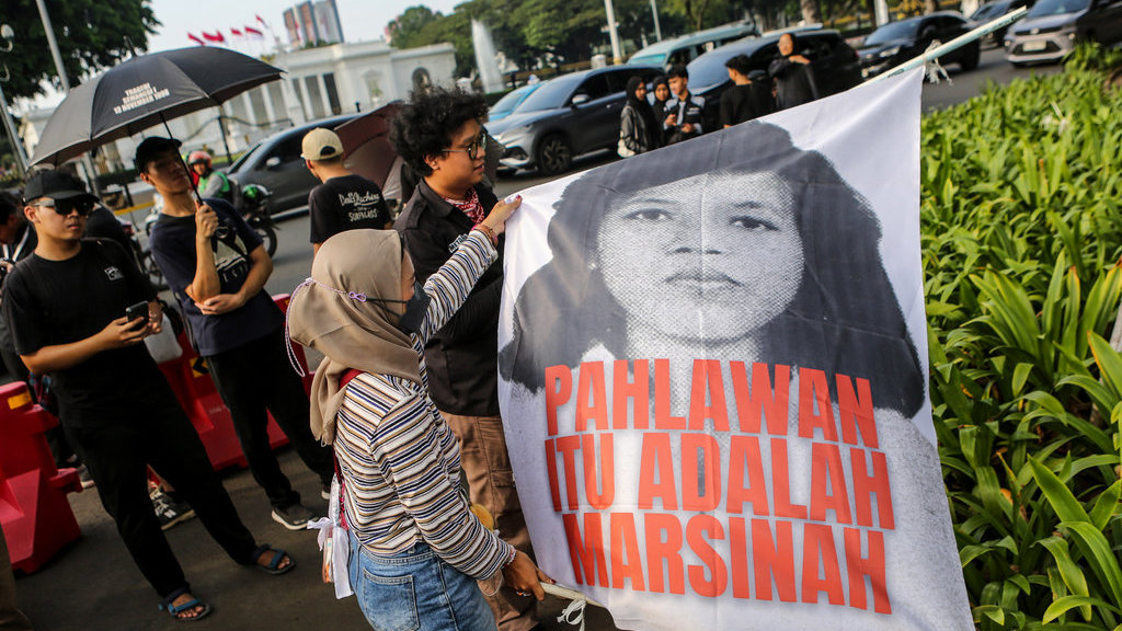 Aktivis Jaringan Solidaritas Korban untuk Keadilan membawa spanduk saat mengikuti aksi Kamisan ke-860 di depan Istana Merdeka, Jakarta, Kamis (8/5/2025). Aksi tersebut untuk mengenang 32 tahun meninggalnya Marsinah, menuntut pemerintah untuk menuntaskan kasus pembunuhannya dan mengusulkan Marsinah jadi pahlawan nasional. ANTARA FOTO/Asprilla Dwi Adha/rwa. Aksi Kamisan ke-860