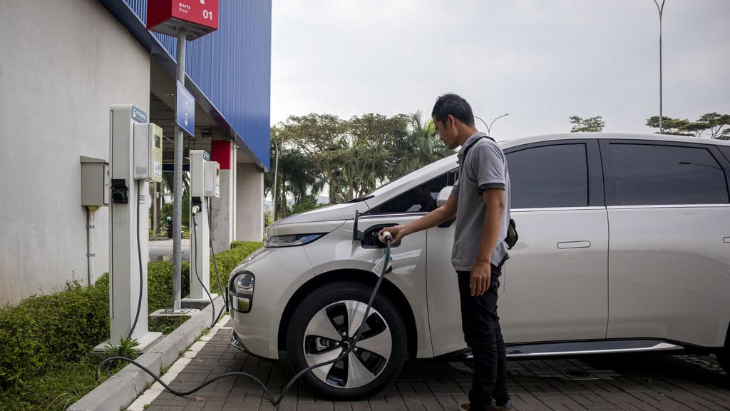 Warga mengisi daya baterai mobil listrik di Stasiun Pengisian Kendaraan Listrik Umum (SPKLU) Voltron, Kota Baru Parahyangan, Padalarang, Kabupaten Bandung Barat, Jawa Barat, Kamis (8/5/2025). Menteri Perindustrian (Menperin) Agus Gumiwang Kartasasmita menargetkan sembilan juta kendaraan listrik beredar di dalam negeri pada 2030, dengan jumlah tersebut negara bisa menghemat 14,15 juta barel bahan bakar minyak (BBM) dan memangkas emisi hingga 5,175 juta ton CO2. ANTARA FOTO/Abdan Syakura/rwa. Target 9 juta kendaraan listrik beredar di Indonesia