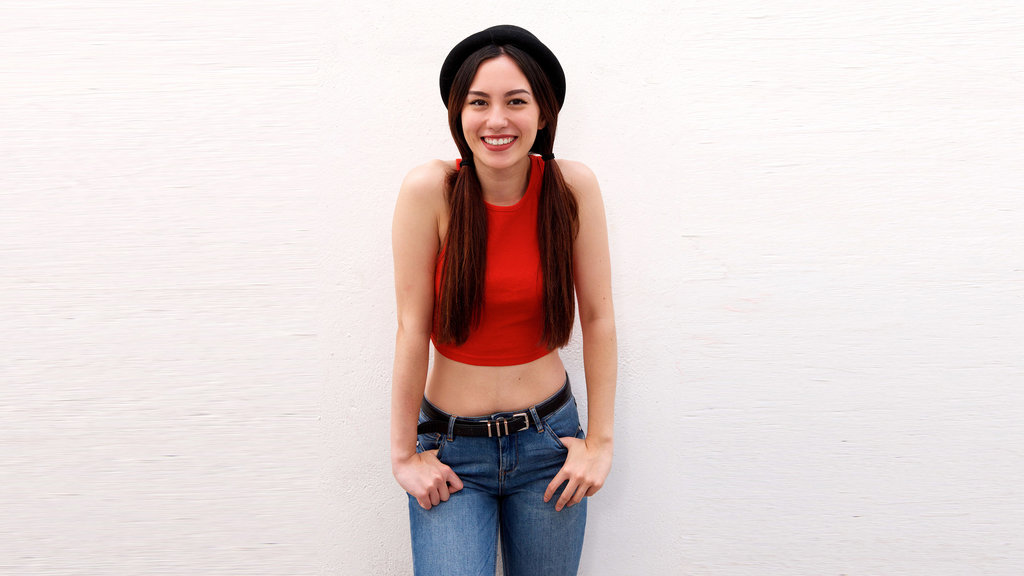 Baju Crop Top Merah Jelana Jenas dan Topi. foto/istockphoto Baju Crop Top Merah