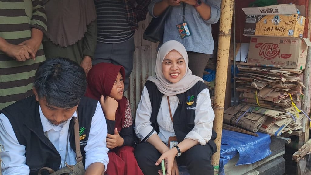 Saifullah Yusuf mengunjungi kediaman yang mendapat beasiswa 