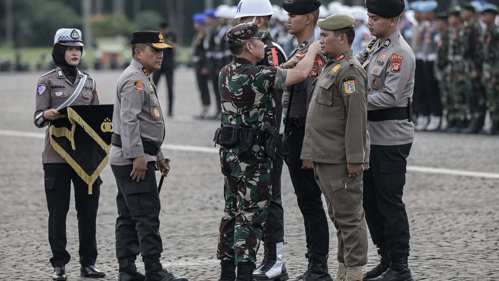 Pangdam Jaya Mayjen TNI Rafael Granada Baay (keempat kanan) didampingi Kapolda Metro Jaya Irjen Pol Karyoto (kedua kiri) menyematkan pita tanda operasi kepada perwakilan personil gabungan saat apel Siaga Anti Premanisme di Jakarta, Jumat (9/5/2025). ANTARA FOTO/Fauzan/agr Apel siaga anti premanisme di Jakarta