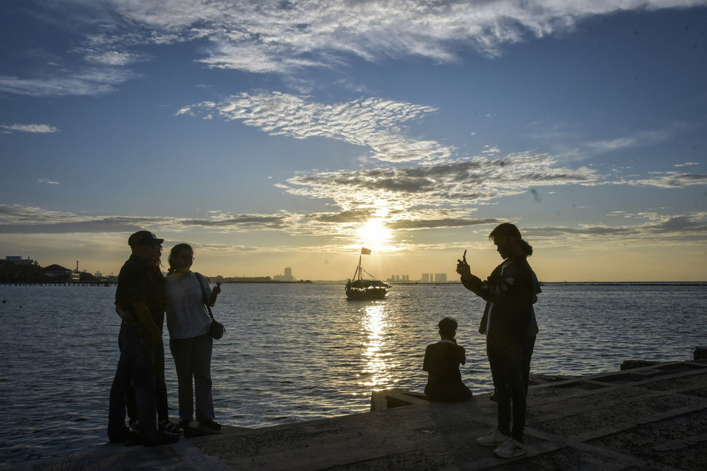 Sejumlah pengunjung berfoto saat berwisata libur Hari Raya Waisak di Pantai Lagoon, Taman Impian Jaya Ancol, Jakarta. ANTARA FOTO/Sulthony Hasanuddin/bar Liburan Hari Raya Waisak di Pantai Ancol Jakarta